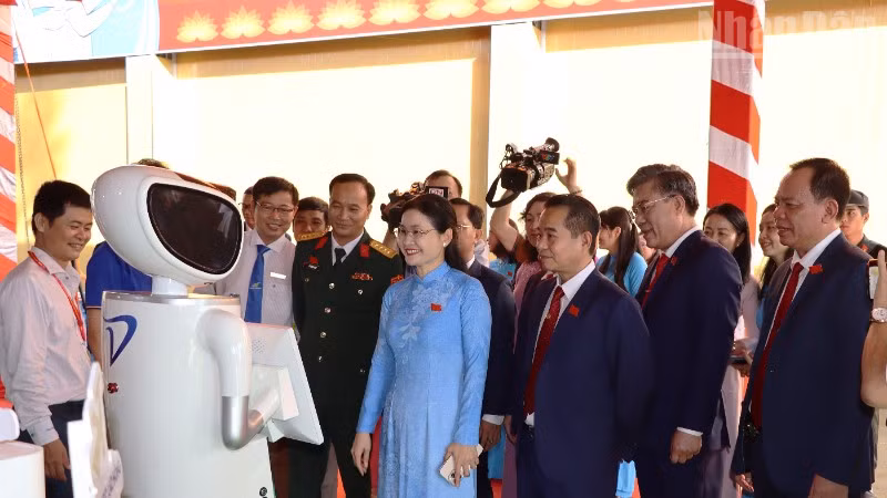 Các đại biểu tham dự Đại hội đại biểu Đảng bộ tỉnh Đồng Nai lần thứ I, nhiệm kỳ 2025-2030 tương tác với mô hình robot thực hiện các chức năng như con người.