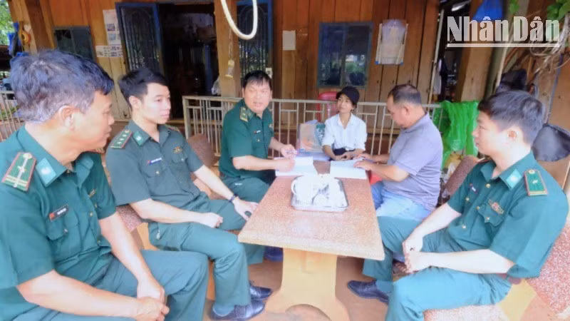 Đảng viên Đồn Biên phòng Đắk Ơ nắm tình hình thôn Bù Đưng, xã Đắk Ơ, tỉnh Đồng Nai.