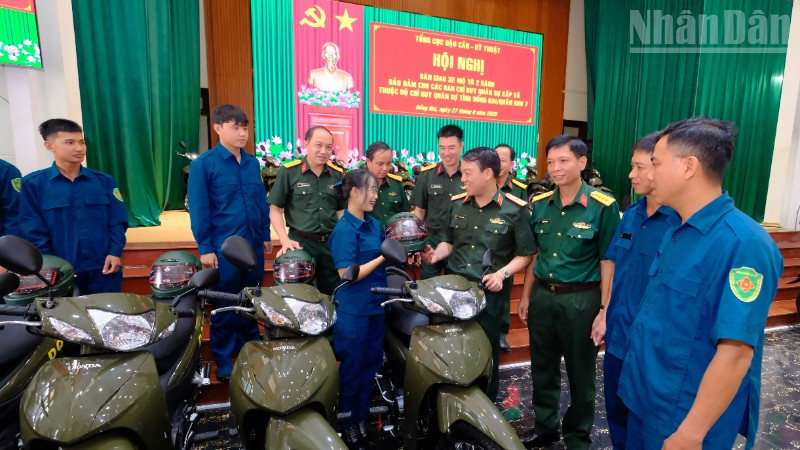 Thiếu tướng Vũ Văn Cường, Phó Chính ủy Tổng cục Hậu cần-Kỹ thuật căn dặn các đồng chí dân quân sử dụng xe an toàn, đúng mục đích