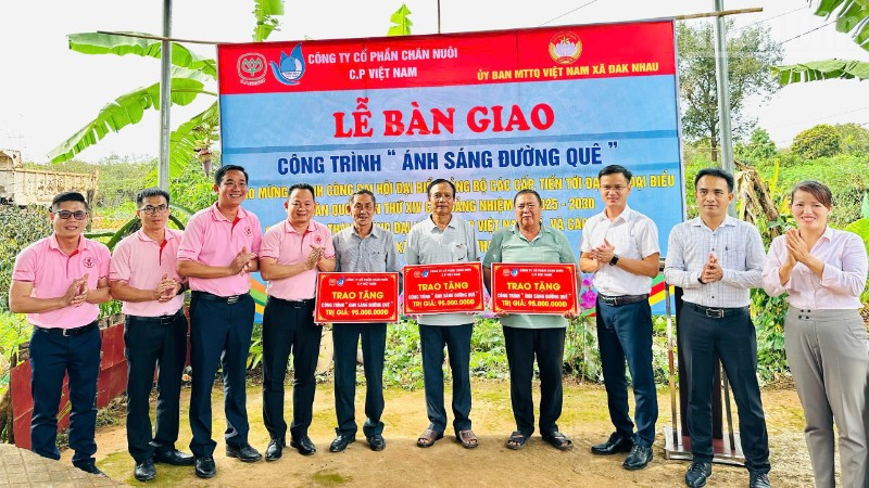 Lãnh đạo xã Đắk Nhau cùng đơn vị tài trợ trao kinh phí xây dựng công trình "Ánh sáng đường quê".