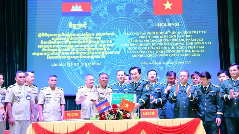 Thủ trưởng Ban Chỉ huy Bộ đội Biên phòng tỉnh Đồng Nai ký kết biên bản ghi nhớ với Ty công an các tỉnh của nước bạn Campuchia.