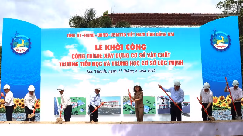 Các đại biểu thực hiện nghi lễ động thổ khởi công xây dựng Trường tiểu học và trung học cơ sở Lộc Thịnh.
