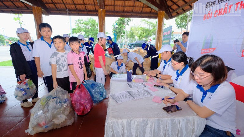 Các em học sinh trên địa bàn phường Bình Phước thu gom chai nhựa đến điểm đổi nhận quà.