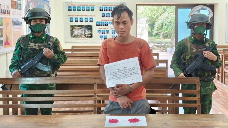Đối tượng Vì Văn Nguyên, bản Nà Cầm, xã Mường Hung, huyện Sông Mã cùng số ma túy tổng hợp. 