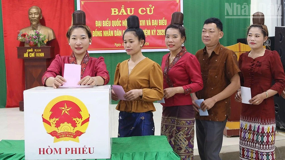 Sơn La: Ngày hội bầu cử diễn ra trang trọng, dân chủ với tỷ lệ cử tri đi bầu đạt gần 33%