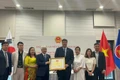 Chủ tịch Ủy ban Trung ương Mặt trận Tổ quốc Việt Nam Đỗ Văn Chiến trao Bằng khen tặng tập thể Hiệp hội Doanh nhân và Đầu tư Việt Nam-Hàn Quốc. (Ảnh: VKBIA)
