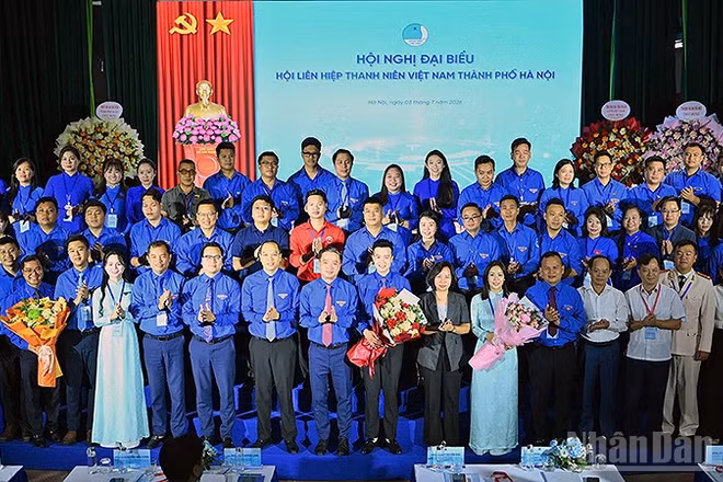 Đại diện Trung ương Đoàn, Trung ương Hội Liên hiệp thanh niên Việt Nam và các đơn vị liên quan tặng hoa chúc mừng Ủy ban Hội Liên hiệp thanh niên thành phố Hà Nội.