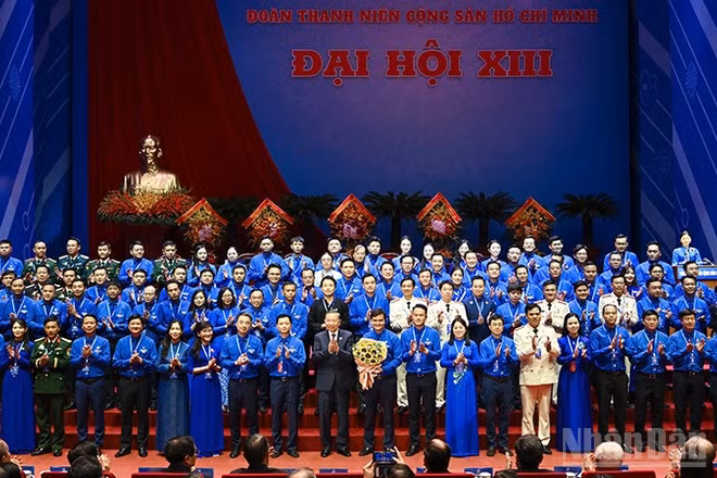 Tổng Bí thư, Chủ tịch nước Tô Lâm tặng hoa chúc mừng Ban Chấp hành Trung ương Đoàn khóa XIII, nhiệm kỳ 2026-2031.