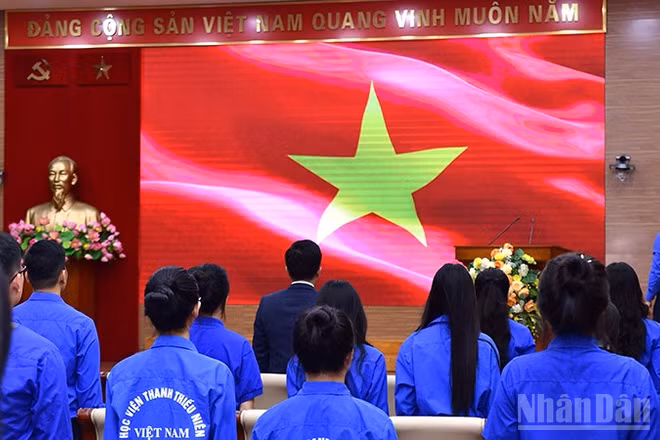 Đoàn viên, thanh niên Mặt trận Tổ quốc, các đoàn thể Trung ương thực hiện nghi thức chào cờ tại buổi lễ.
