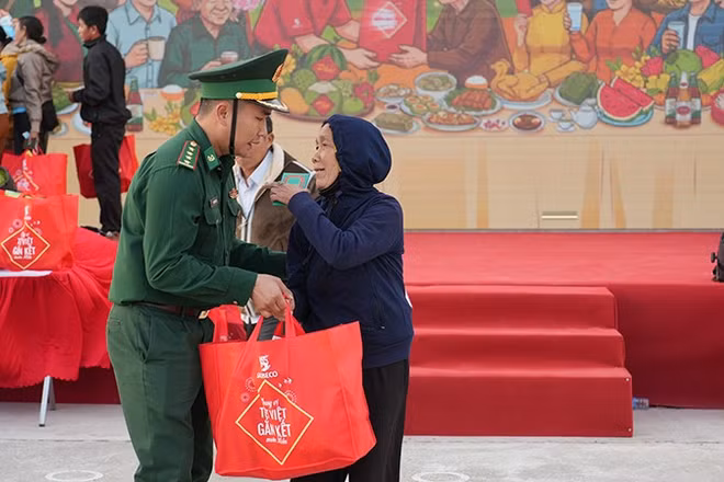 Cán bộ, chiến sĩ biên phòng trao quà tặng bà con nhân dân trong khuôn khổ chiến dịch "Chung vị Tết Việt-Gắn kết muôn miền" tại Đắk Lắk.