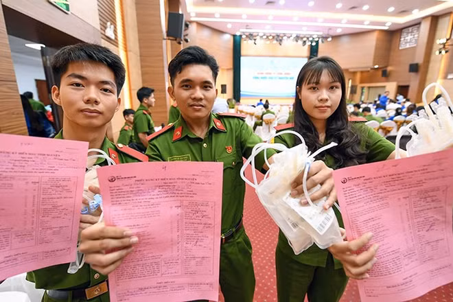 Đông đảo đoàn viên thanh niên các lực lượng tham gia chương trình.
