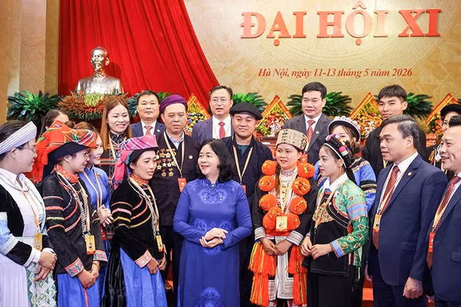 Đồng chí Bùi Thị Minh Hoài (thứ 5 từ phải sang, hàng đầu) cùng các đại biểu người dân tộc thiểu số tại Đại hội toàn quốc Mặt trận Tổ quốc Việt Nam lần thứ XI.