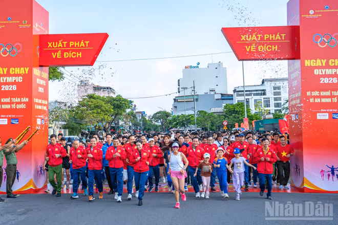 Đại diện lãnh đạo thành phố Đà Nẵng, lực lượng vũ trang cùng người dân đầy năng lượng tại điểm xuất phát. 