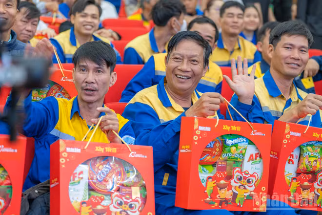 Hàng trăm phần quà ý nghĩa đón năm mới đã được trao tặng tới tận tay các công nhân.