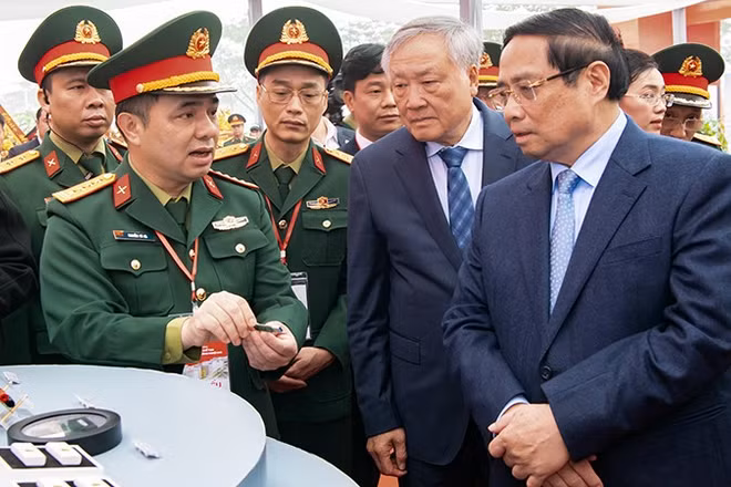 Thủ tướng Chính phủ Phạm Minh Chính và các đồng chí lãnh đạo Đảng, Nhà nước tham quan các khu vực bên lề lễ khởi công nhà máy chế tạo chip bán dẫn Hòa Lạc.