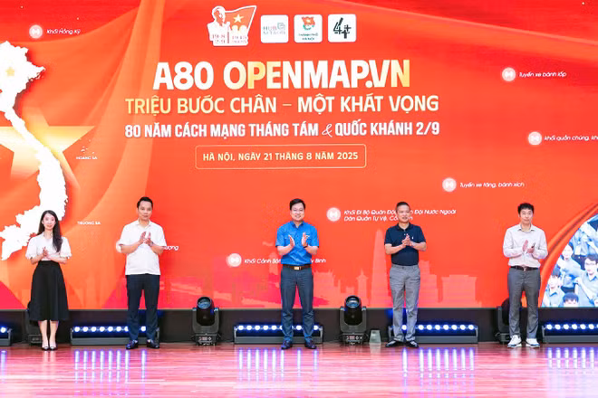 Đại diện Đoàn Thanh niên, Hội Sinh viên Thành phố Hà Nội và các đơn vị liên quan thực hiện nghi thức khởi động ứng dụng "A80 OpenMap.vn".