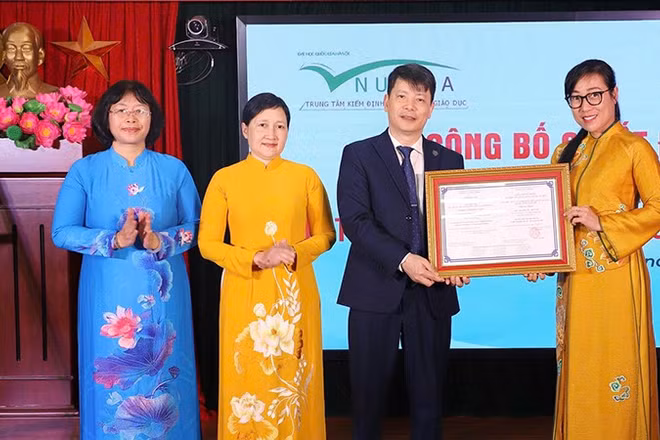 Ban Giám đốc Học viện Phụ nữ Việt Nam đón nhận Giấy chứng nhận học viện đạt chuẩn chất lượng cơ sở giáo dục chu kỳ 2.