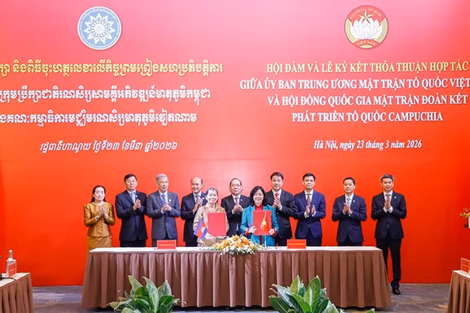 Đồng chí Bùi Thị Minh Hoài và bà Men Sam An (hàng đầu) trao biên bản ký kết thỏa thuận hợp tác. 