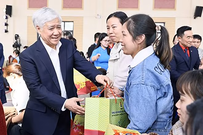 Đồng chí Đỗ Văn Chiến, Ủy viên Bộ Chính trị, Bí thư Trung ương Đảng, Chủ tịch Ủy ban Trung ương Mặt trận Tổ quốc Việt Nam trao quà tặng công nhân lao động có hoàn cảnh khó khăn tỉnh Hà Nam dịp Tết Nguyên đán Ất Tỵ năm 2025.