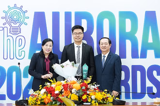 Các đồng chí Huỳnh Thành Đạt, Nguyễn Thanh Hải (lần lượt bên phải và trái trong hình) trao giải Nhất cho thí sinh Huỳnh Minh Anh.