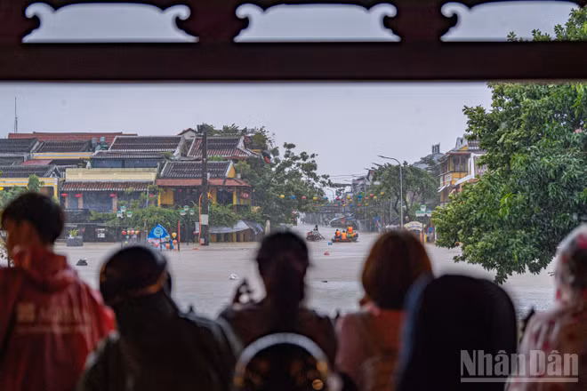 Nhiều du khách tập trung ghi lại hình ảnh người dân lưu thông bằng ghe-thuyền trên các tuyến phố.