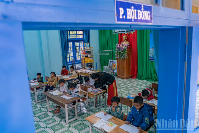Tại đây, phòng hội đồng của nhà trường đã được bố trí lại thành lớp với đầy đủ trang thiết bị để việc học của các em không bị gián đoạn.