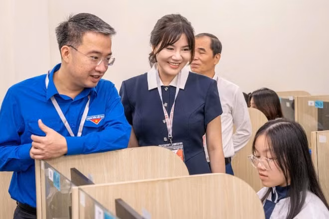 Bí thư Trung ương Đoàn, Chủ tịch Hội Liên hiệp Thanh niên Nguyễn Tường Lâm (áo xanh) và đại diện các đơn vị liên quan thăm khu vực thi vòng loại MOSWC 2026.
