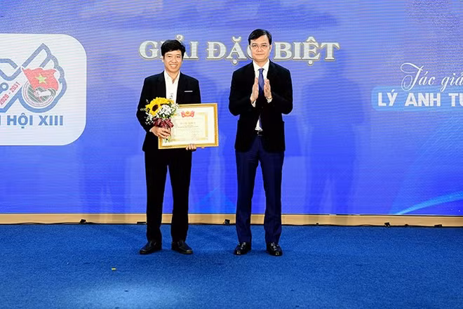 Bí thư Thứ nhất Trung ương Đoàn Bùi Quang Huy (bên phải) trao giải Đặc biệt của Cuộc thi sáng tác logo Đại hội Đoàn toàn quốc lần thứ XIII tặng tác giả Lý Anh Tuấn.