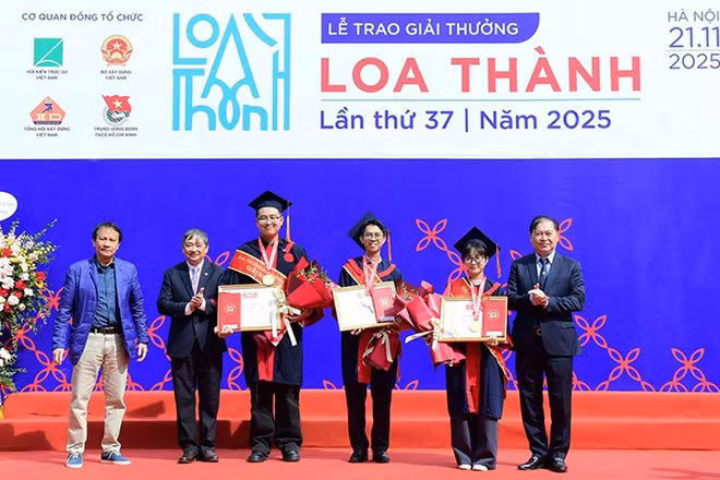Ban Tổ chức trao giải A tặng các tác giả, đại diện nhóm tác giả tiêu biểu.