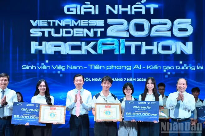 Đại diện Ban tổ chức Cuộc thi trao giải Nhất tặng các cá nhân, đội tuyển xuất sắc của các bảng đấu. (Ảnh: Báo Nhân Dân)