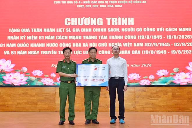 Đại diện Đoàn công tác Cụm thi đua số 4-Khối các đơn vị trực thuộc Bộ Công an trao tượng trưng 200 suất học bổng tặng thanh thiếu nhi Phú Quốc. (Ảnh: Ban tổ chức cung cấp)