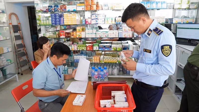 Lực lượng chức năng kiểm tra chất lượng, nguồn gốc hàng hóa trên địa bàn thành phố Điện Biên Phủ, tỉnh Điện Biên.