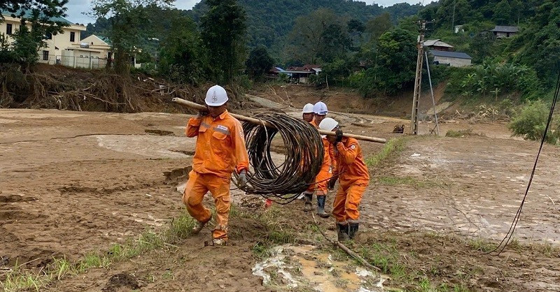 Việc vận chuyển thiết bị, phương tiện khắc phục sự cố điện chủ yếu bằng sức người do chính công nhân Công ty Điện lực Điện Biên thực hiện. img-7364.jpg