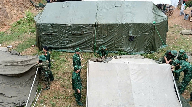 Cán bộ, chiến sĩ Ban Chỉ huy Bộ đội Biên phòng Điện Biên dựng nhà bạt làm nơi ở tạm cho các gia đình bị lũ quét ở xã Xa Dung, tỉnh Điện Biên. img-7368.jpg