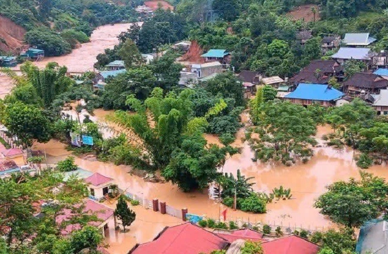 Rất nhiều ngôi nhà của nhân dân xã Na Son bị ngập sâu trong nước lũ. img-7031.jpg