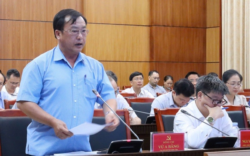 Đồng chí Vừ A Bằng, Phó Chủ tịch Ủy ban nhân dân tỉnh Điện Biên thông tin thiệt hại về nhà ở của người dân vùng thiên tai. img-7371.jpg