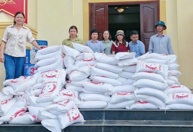 Chia sẻ khó khăn với người dân vùng lũ tại Điện Biên, hiện đã có nhiều đoàn từ thiện đem gạo, thực phẩm thiết yếu về hỗ trợ.