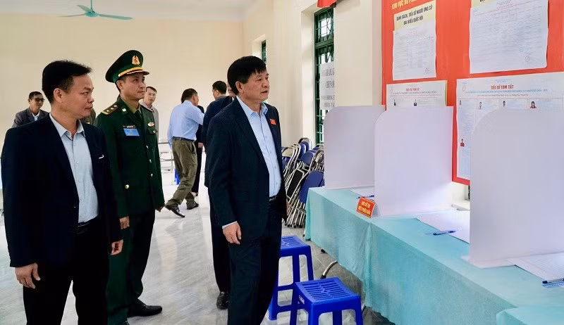 Đồng chí Lê Thành Đô, Phó Bí thư Thường trực Tỉnh ủy, Chủ tịch Hội đồng nhân dân tỉnh kiểm tra công tác chuẩn bị bầu cử tại xã Thanh Nưa, tỉnh Điện Biên.