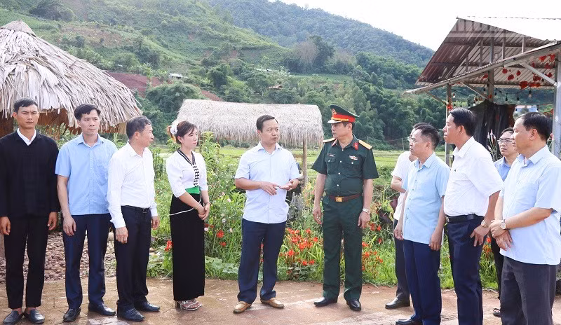 Đồng chí Trần Tiến Dũng (thứ 5 từ trái sang), Ủy viên Trung ương Đảng, Bí thư Tỉnh ủy Điện Biên cùng lãnh đạo các sở, ngành của tỉnh trao đổi với các đồng chí cán bộ xã Mường Chà về đường hướng phát triển kinh tế-xã hội của xã và mục tiêu phát triển du lịch cộng đồng dựa vào thế mạnh bản sắc văn hóa các dân tộc tại địa bàn. (Ảnh: LÊ LAN)