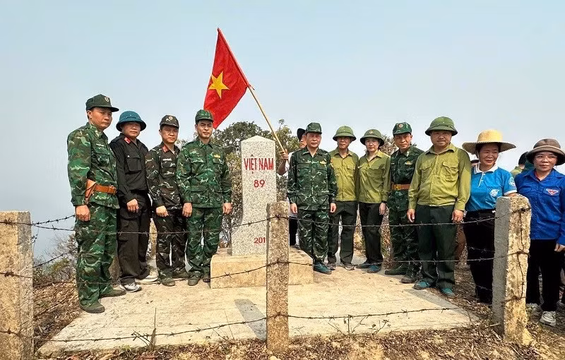 Các lực lượng tham gia tuần tra tuyến biên giới Việt Nam-Lào.