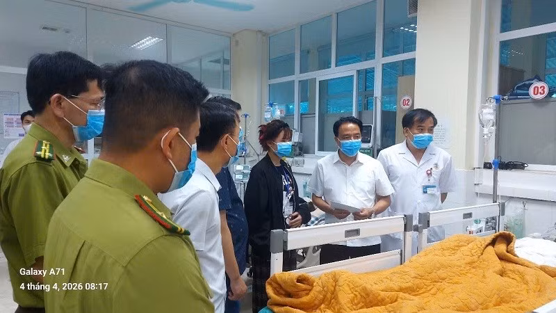 Giám đốc Sở Y tế Điện Biên Phạm Giang Nam (người thứ 2 từ phải sang) thăm, động viên thân nhân người bị bỏng do chữa cháy rừng. 