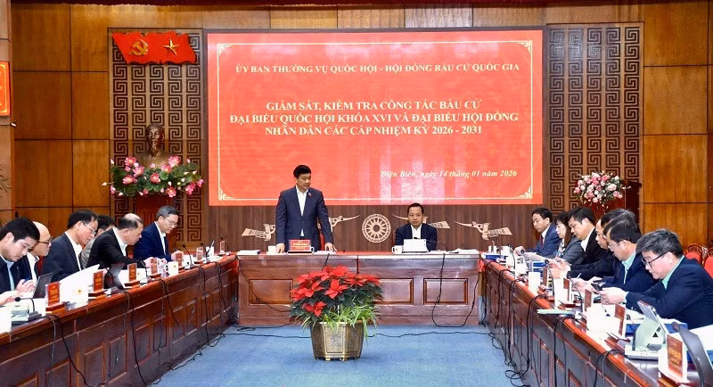 Đồng chí Vũ Hồng Thanh, Ủy viên Trung ương Đảng, Phó Chủ tịch Quốc hội, trưởng đoàn giám sát phát biểu tại buổi làm việc với tỉnh Điện Biên.