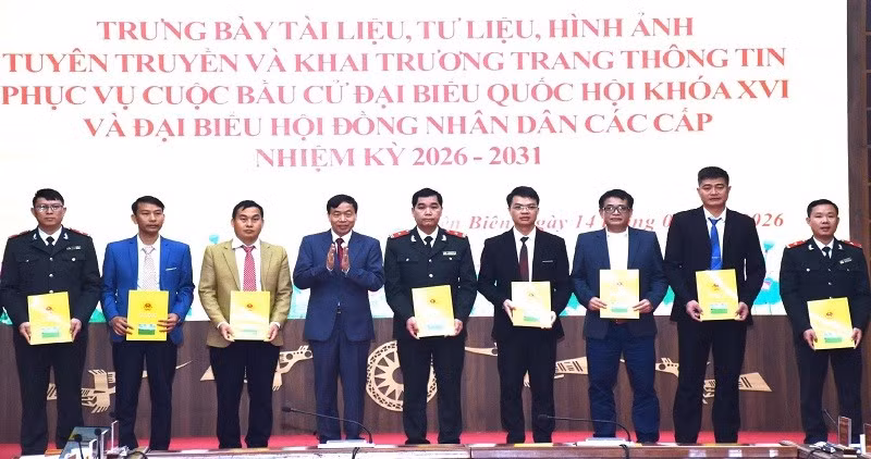 Đồng chí Lê Văn Lương, Chủ tịch Ủy ban nhân dân tỉnh Điện Biên trao quyết định biệt phái về cơ sở cho các cá nhân. 