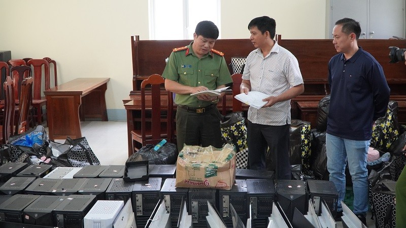 Đại tá Vũ Văn Đấu, Giám đốc Công an tỉnh Điện Biên kiểm tra tang vật thu giữ. Ảnh: DƯƠNG THÀNH TRUNG dai-ta-vu-van-dau-giam-doc-cong-an-tinh-kiem-tra-tang-vat-va-kich-ban-lua-dao-thu-giu-duoc-trong-chuyen-an-625t.jpg
