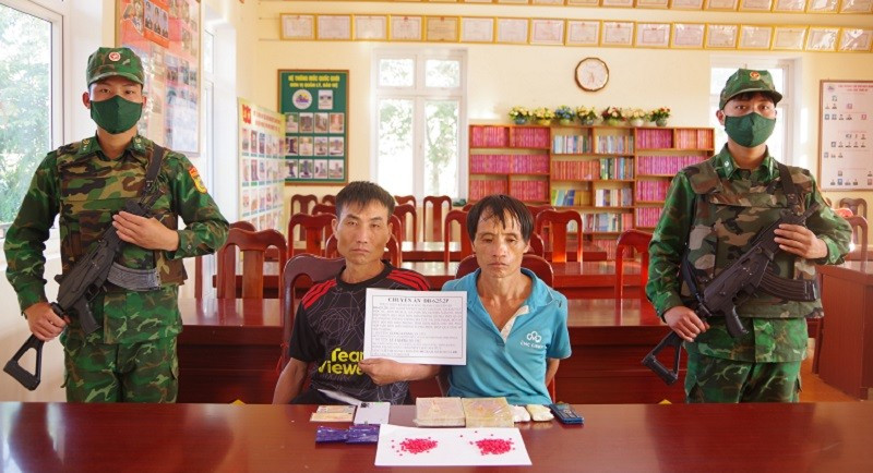 Hai đối tượng gồm Giàng A Vàng và Lý A Giàng cùng tang vật khi bị bắt giữ. (Ảnh: ANH DŨNG)