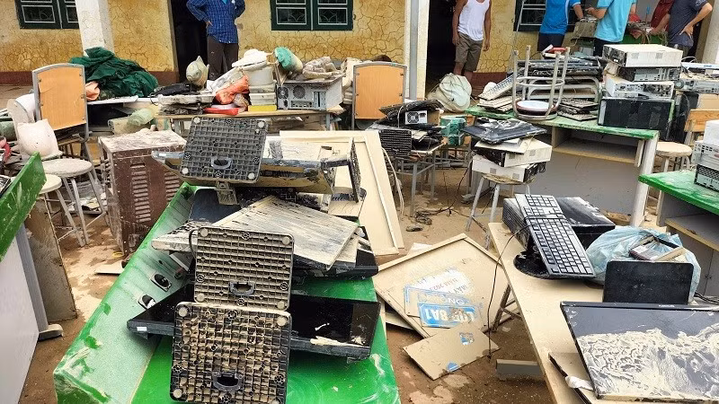 Thiết bị giảng dạy phục vụ học tập của Trường Phổ thông dân tộc bán trú - Trung học cơ sở Chiềng Sơ (tỉnh Điện Biên) hư hỏng toàn bộ do ngập nước.