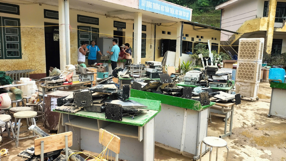 Cả ngôi trường ngổn ngang sau lũ quét. img-7451.jpg