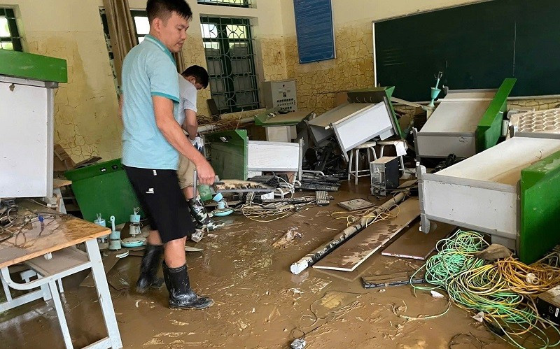 Các thầy giáo đang gắng sức dọn dẹp với hy vọng có thể tận dụng tối đa những vật dụng còn lại. img-7447.jpg