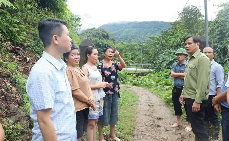 Đồng chí Lò Văn Cương đề nghị người dân quanh khu vực chủ động các phương án sẵn sàng di tán khi thời tiết diễn biến bất thường. img-6390.jpg