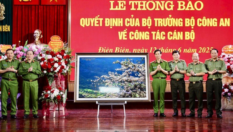 Tập thể lãnh đạo Ban Giám đốc Công an tỉnh Điện Biên tặng quà lưu niệm và chúc mừng Đại tá Ngô Thanh Bình được tin tưởng, giao nhiệm vụ mới tại Bộ Công an. img-5662.jpg